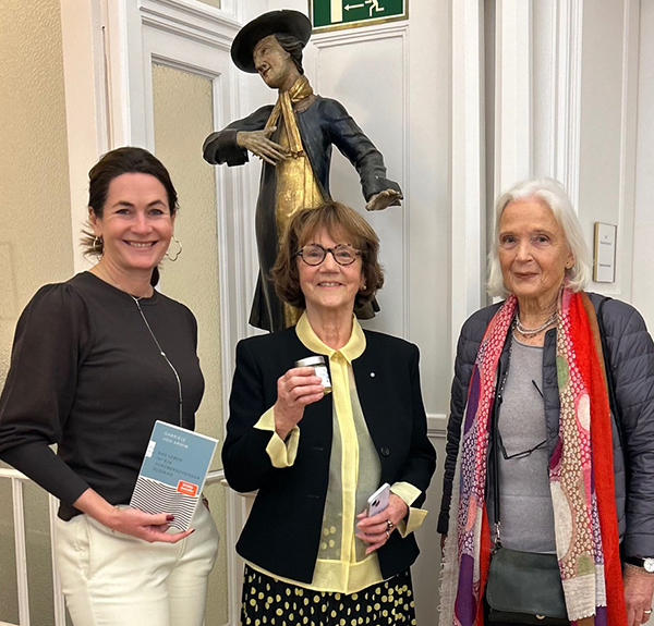 Christa Lippmann (mitte) mit Natalie Schmid (li) und Gabriele von Arnim (re) nach einer Lesung für den Verein