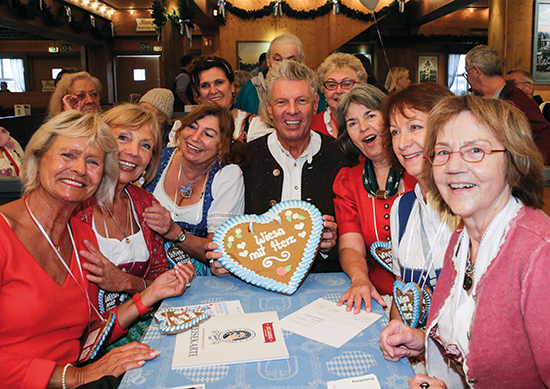 fröhliche Wohnfrauen am Biertisch auf dem Oktoberfest 2024 mit Oberbürgermeister Dieter Reiter in der Mitte