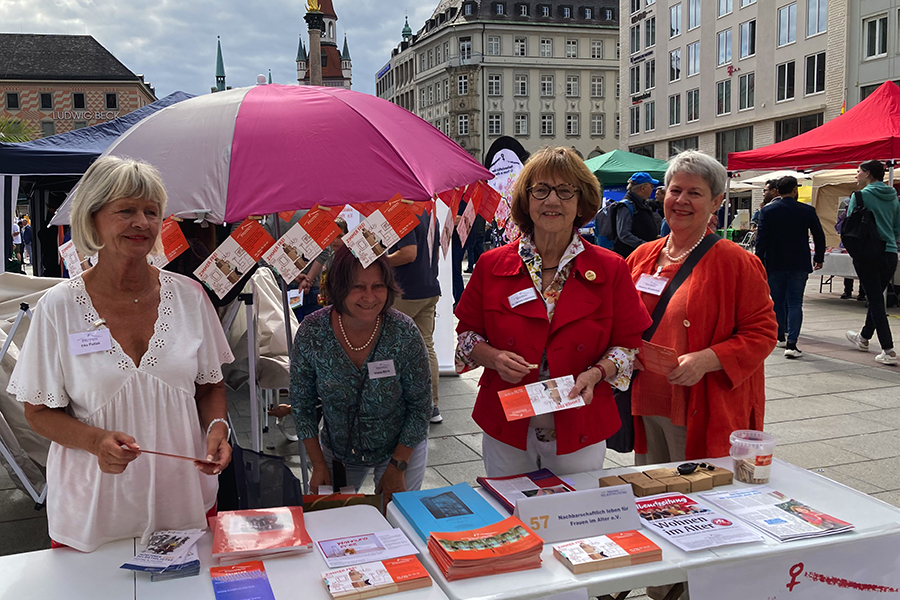4 Frauen an unserem Infostand am Marienplatz beim Selbsthilfetag 2022
