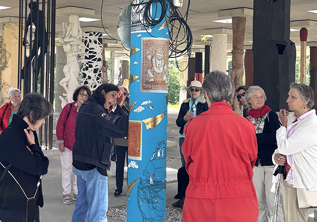 Gruppenausflug zur Säulenhalle stoa bei Polling, die Frauen betrachten eine Künstlersäule