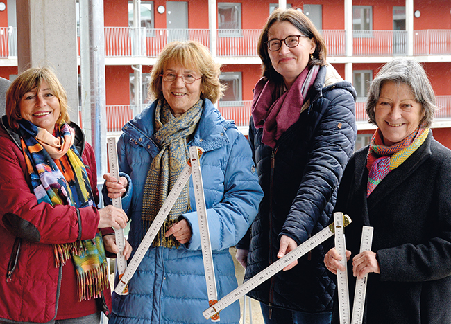 4 Frauen mit Meterstab auf dem Laubengang von WG 6