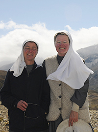 2 Nonnen vor einer Bergkette in Bolivien