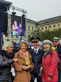 § Wohnfrauen und die Sängerin des Frauen Polizeichors München vor der Bühne am Odeonsplatz