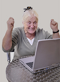 Alte Dame erfolgreich am Computer