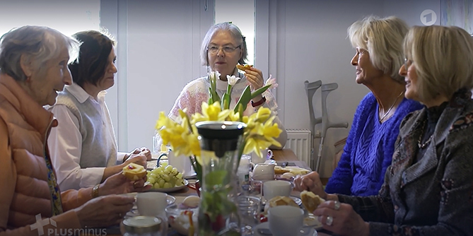 WG V, Frauenrunde mit 5 Frauen beim gemeinsamen Frühstück an schön gedecktem Tisch