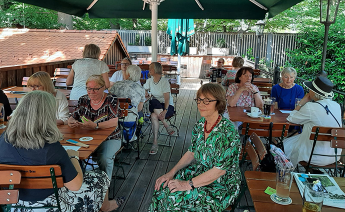 Kaffeekränzchen im Biergarten mit Blick in die Damenrunde