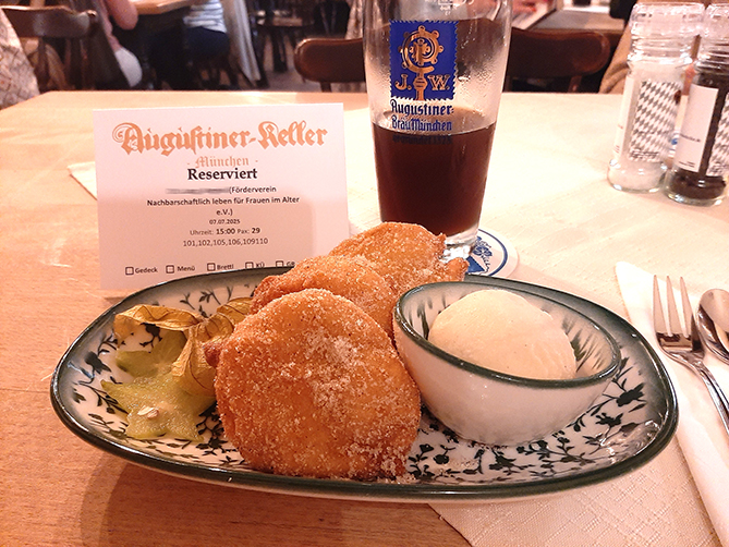 eine Portion Apfelkücherl mit Vanilleeis und Vanillesauce