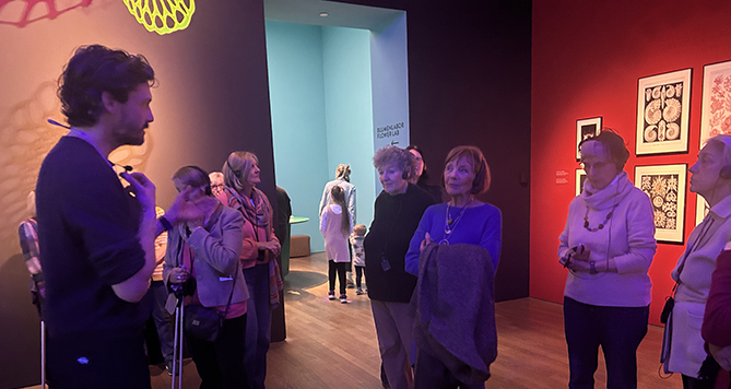 Der Kunstvermittler mit der Gruppe