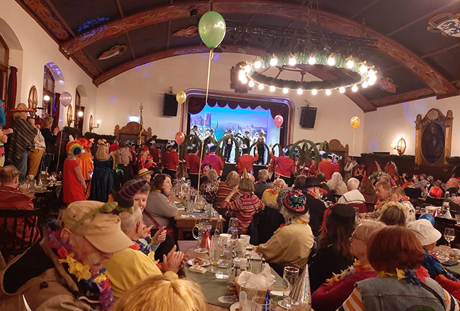 Blick in den gefüllten Festsaal mit Bühne