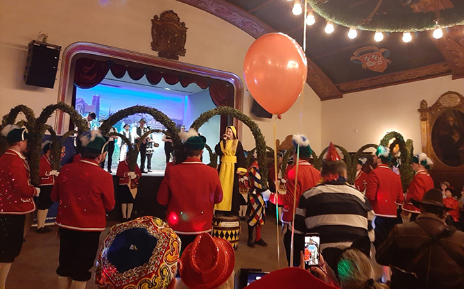 Die Schäffler umkreisen das Münchner Kindl