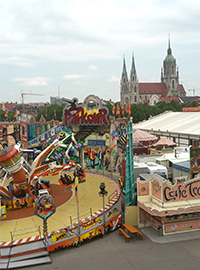 Blick aus dem Karussell auf das Frühlingsfest München