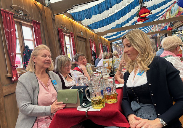 am Tisch mit der Vorsitzenden Madlen Stephan vom Verein Münchner für Münchner