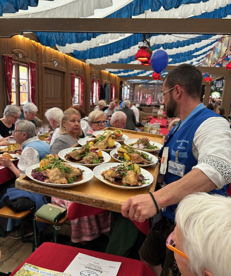 ein großes Tablett voll köstlicher Speisen