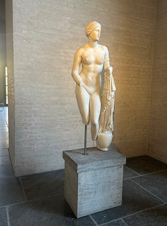 Die Marmorstatue der Aphrodite