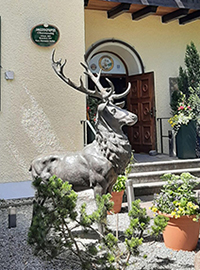 ein bronzener Hirsch ziert den Eingang zum Jagdschloss Obermenzing