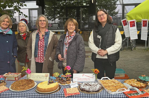 Verschiedene Frauen die am Kuchenbuffet aushelfen