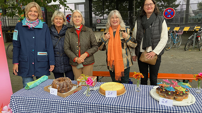 Verschiedene Frauen die am Kuchenbuffet aushelfen