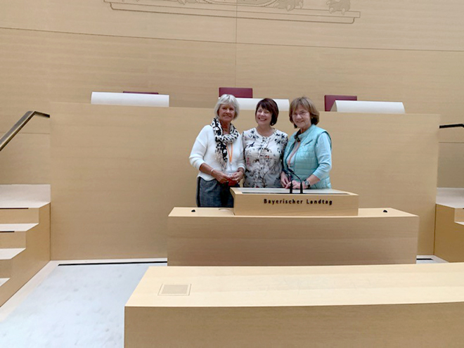 Frau Diana Stachowitz, MdL, und die Frauen des Vorstands Dr. Christa Lippmann und Elke Pollak