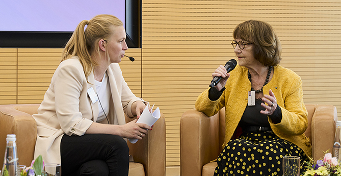 Gespräch der Moderatorin mit Dr. Christa Lippmann