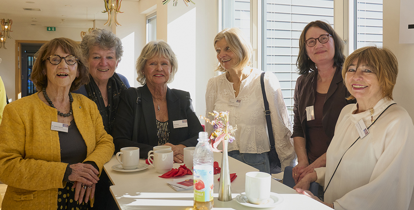 Christa Lippmann mit 5 Frauen