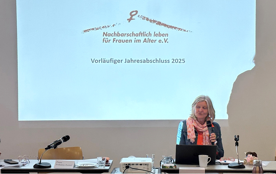 Die Schatzmeisterin vor dr Powerpointfolie
