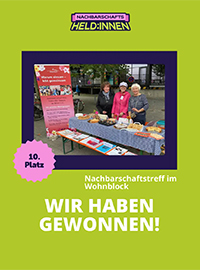 Plakat in leuchtendem mittelgrün mit Foto von 3 älteren Frauen die an einem Tisch Kuchen verkaufen und dem Aufdruck: Wir haben gewonnen
