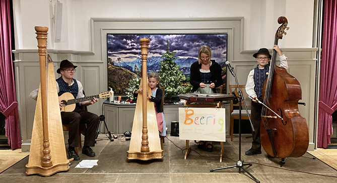 Die Familie Beer spielt auf Harfe, Xylophon, Kontrabass und Gitarre