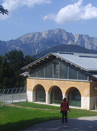 Blick auf das Dokumentationszentrum und Berge im Hintergrund