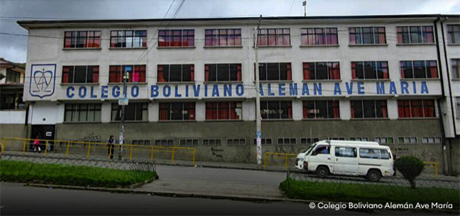 Das Schulgebäude, ein 2 stöckiger Bau mit großen Fenstern in La Paz, Bolivien 