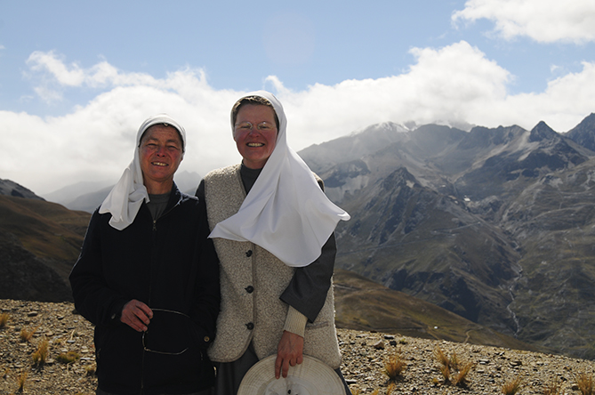 2 Nonnen vor Bergkulisse auf dem Cumbre in Bolivien 