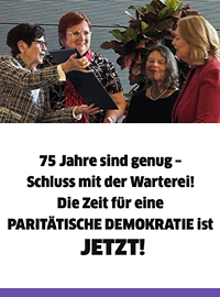 Rita Süßmuth überreicht Bärbel Bas, Präsidentin des Bundestages das ManifestChrista Lippmann mit Blumenstrauss und Urkunde