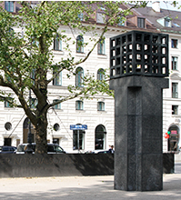 Bild auf das ewige Feuer am Platz des Nationalsozialismus in München