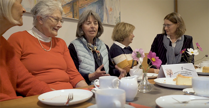 Rat und Hilfe: Wohnfrauen im Gespräch am Kaffeetisch