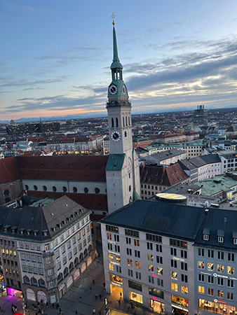 Blick vom Rathausturm auf den Alten Peter