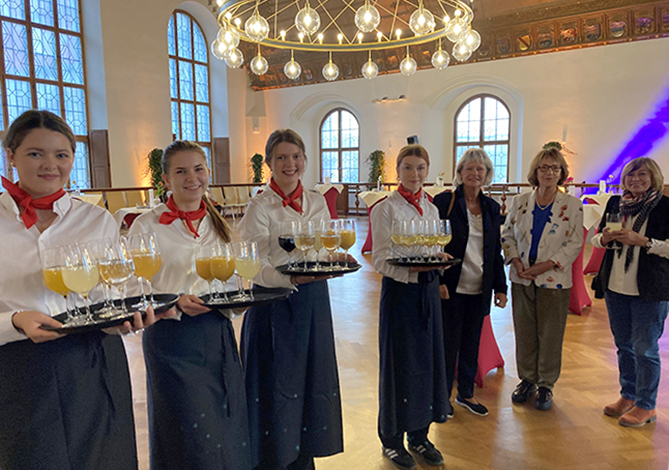 Im Festsaal des Aalten Rathauses München erwarten die Gäste Erfrischungsgetränke