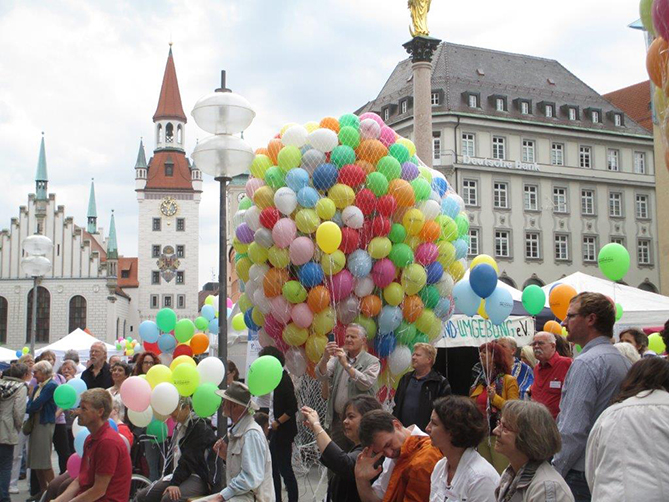 Selbsthilfetag auf dem Marienplatz, die Luftballons warten auf Ihren Aufstieg in den Münchner Himmel