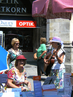 Musizieren am Stand des des Fördervereins Nachbarschaftlich leben für Frauen im Alter auf dem Münchner Selbsthilfetag 2013