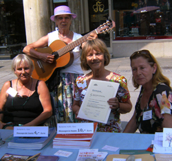 Die Wohnfrauen und die Preisträgerin des Fördervereins Nachbarschaftlich leben für Frauen im Alter auf dem Münchner Selbsthilfetag 2013