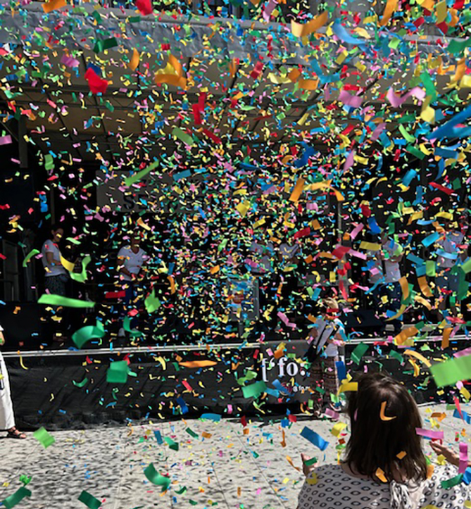 Münchner Selbsthilfetag 2024: Bunte Papierschnitzel werden als Zeichen der Vielfalt in den Himmel geblasen