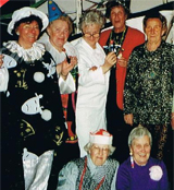 Feiern und lachen mit den Frauen des Fördervereins Nachbarschaftlich leben im Alter e.V