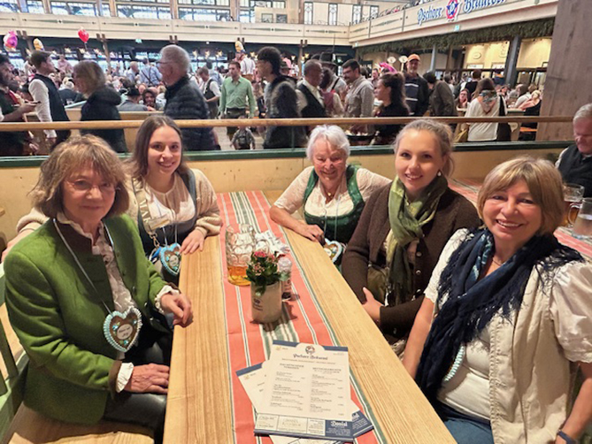 Fröhliche Herzl-Damen mit den Wiesn-Herzln um den Hals