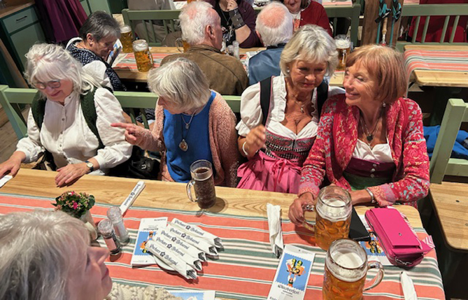 4 Frauen in angeregter Unterhaltung 