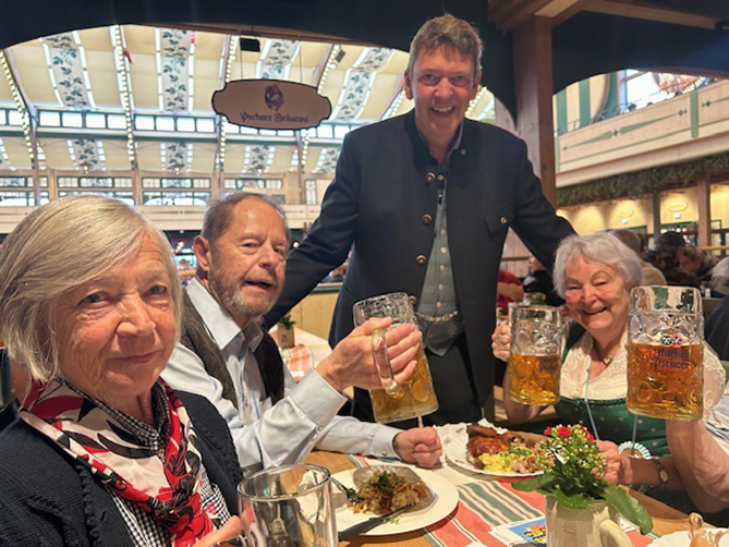 Festwirt Peter Reichert begrüßt unsere Frauen am Tisch
