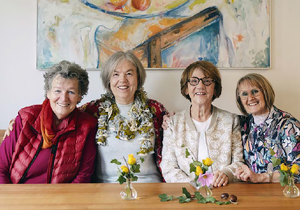 P3 Wohnfrauen der Wohngruppe 5 mit der Vorsitzenden Dr. Christa Lippmann lachen in die Kamera