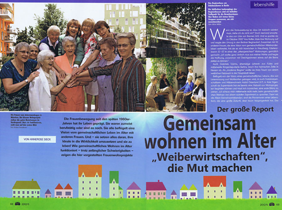 Wohnfrauen der Wohngruppe 2 halten sich an den Händen in der Mitte des Bildes