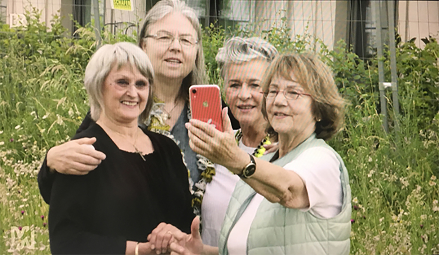 Frauen der Wohngruppe beim Selfie