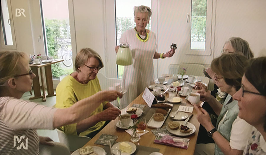 die Wohngruppe beim gemeinsamen Frühstück im Gemeinschaftsraum