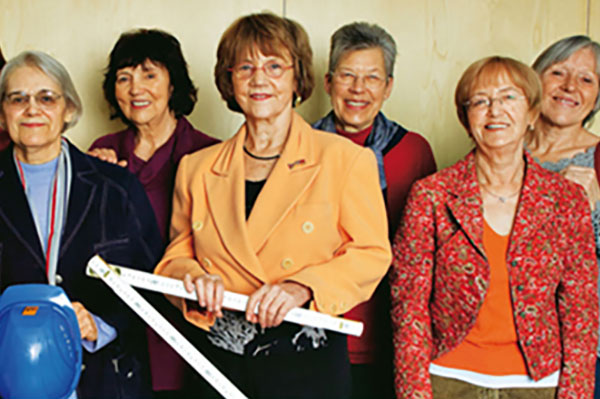 die Wohnfrauen mit Helm und Massstab