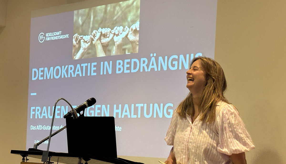 die Referentin Charlotte Eichler vor der Videowand