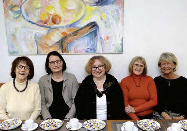 Die Initiatorin Christa Lippmann mit 4 Wohnfrauen beim Kaffeetrinken in Wohngruppe 5